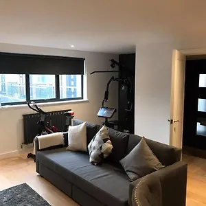  Apartment New Town House With *free Allocated Parking*