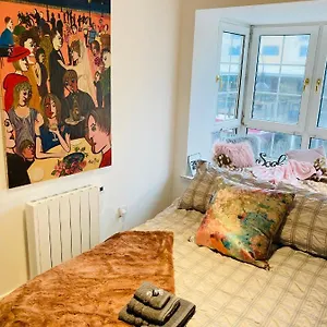  Apartment Funky Unique 2-bedroom With Parking