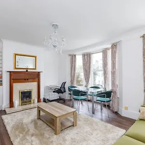  Apartment Charming 2 Bedroom Flat In With Free Parking